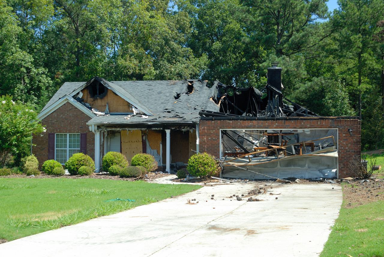 Foto generica di una casa distrutta da un incendio