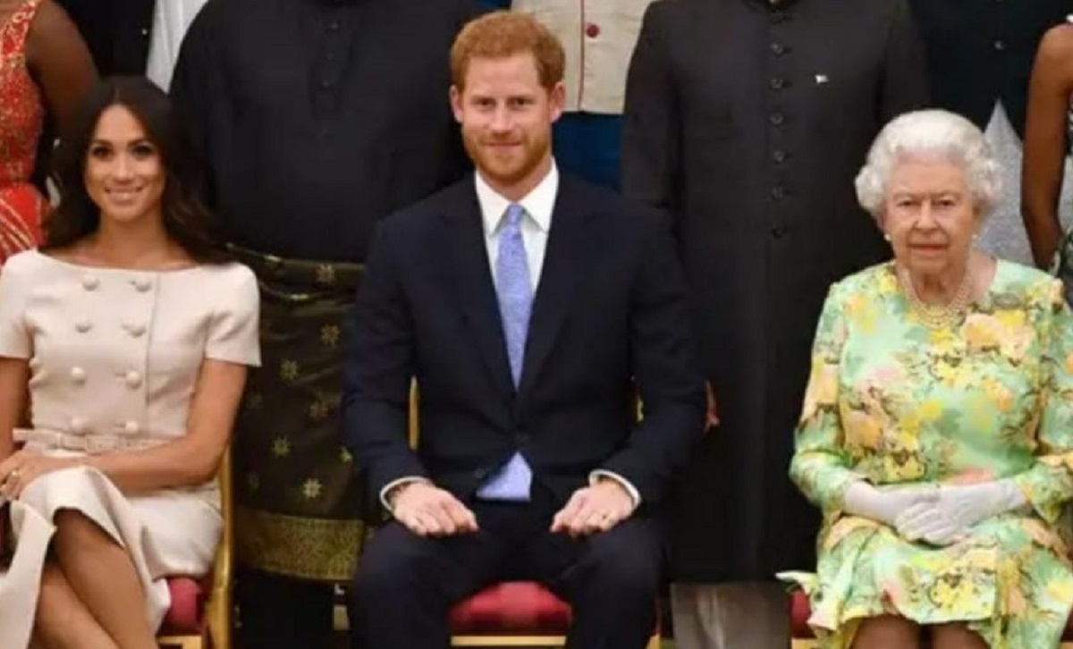 Elisabetta II con Harry e Megan
