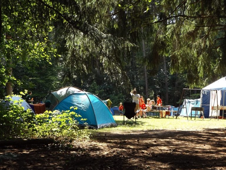 Denunciato perché avrebbe spiato una 13nne in campeggio