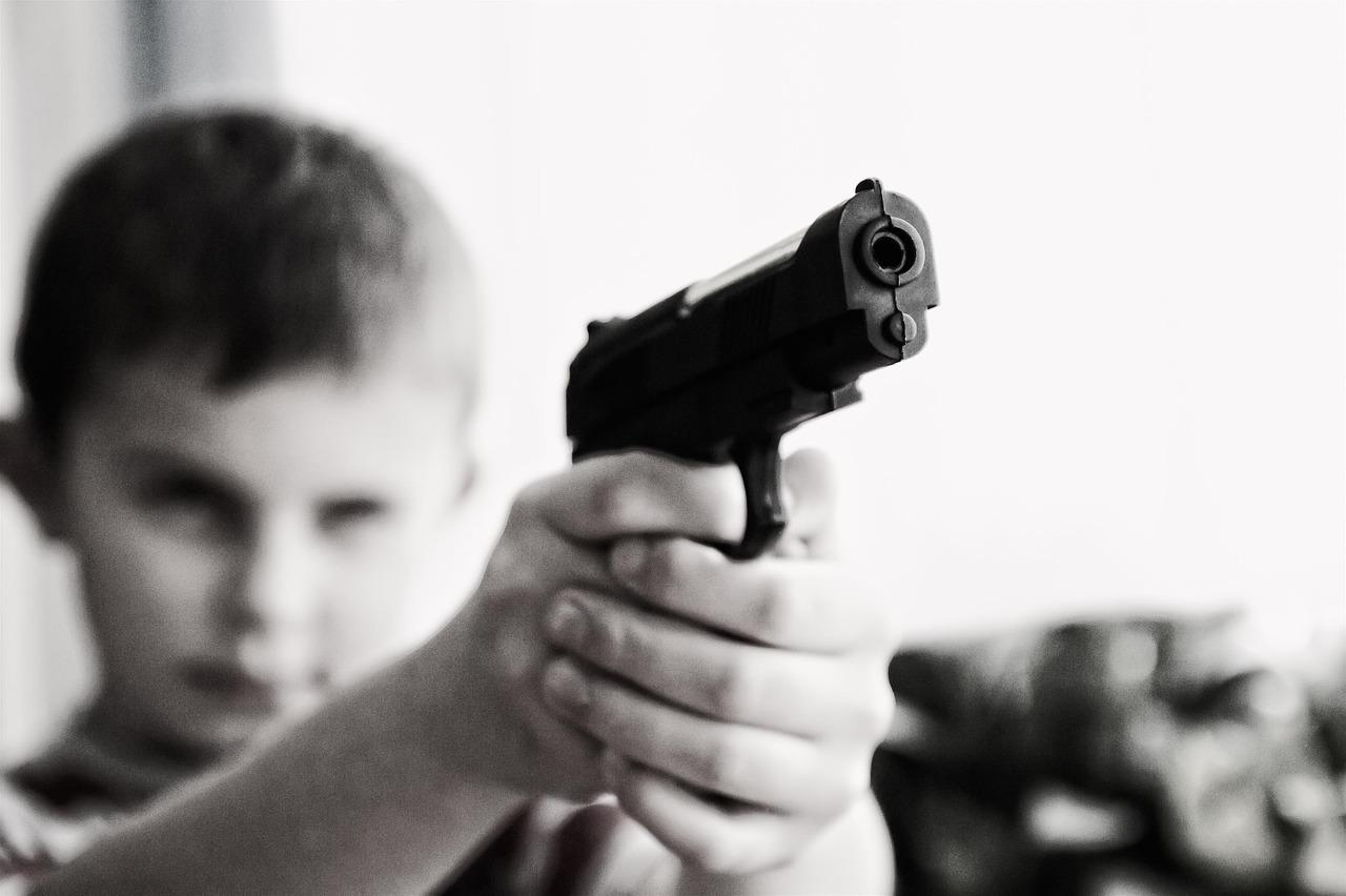 Bambino di 6 anni uccide la sorellina con la pistola del papà
