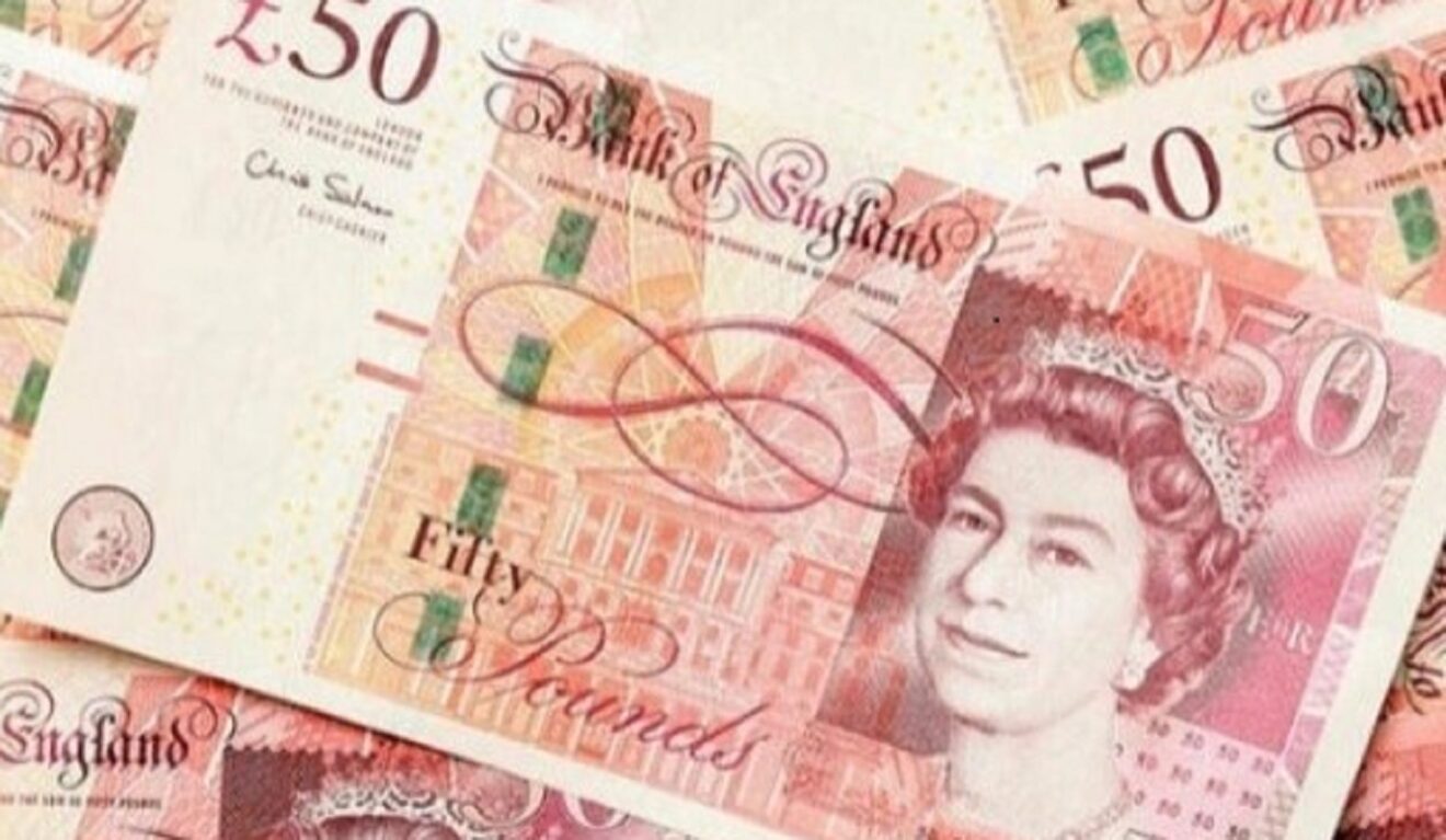 50 note. Деньги Великобритании фото. 50 Sterlin. Великобританский деньги по тысячи. Пачка из фунтов стерлингов.