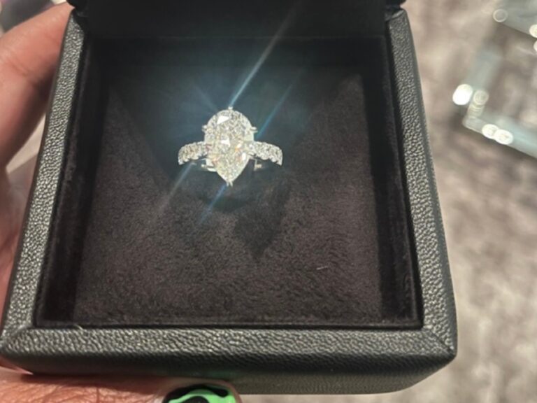 Il valore dell'enorme diamante ricevuto da Cher