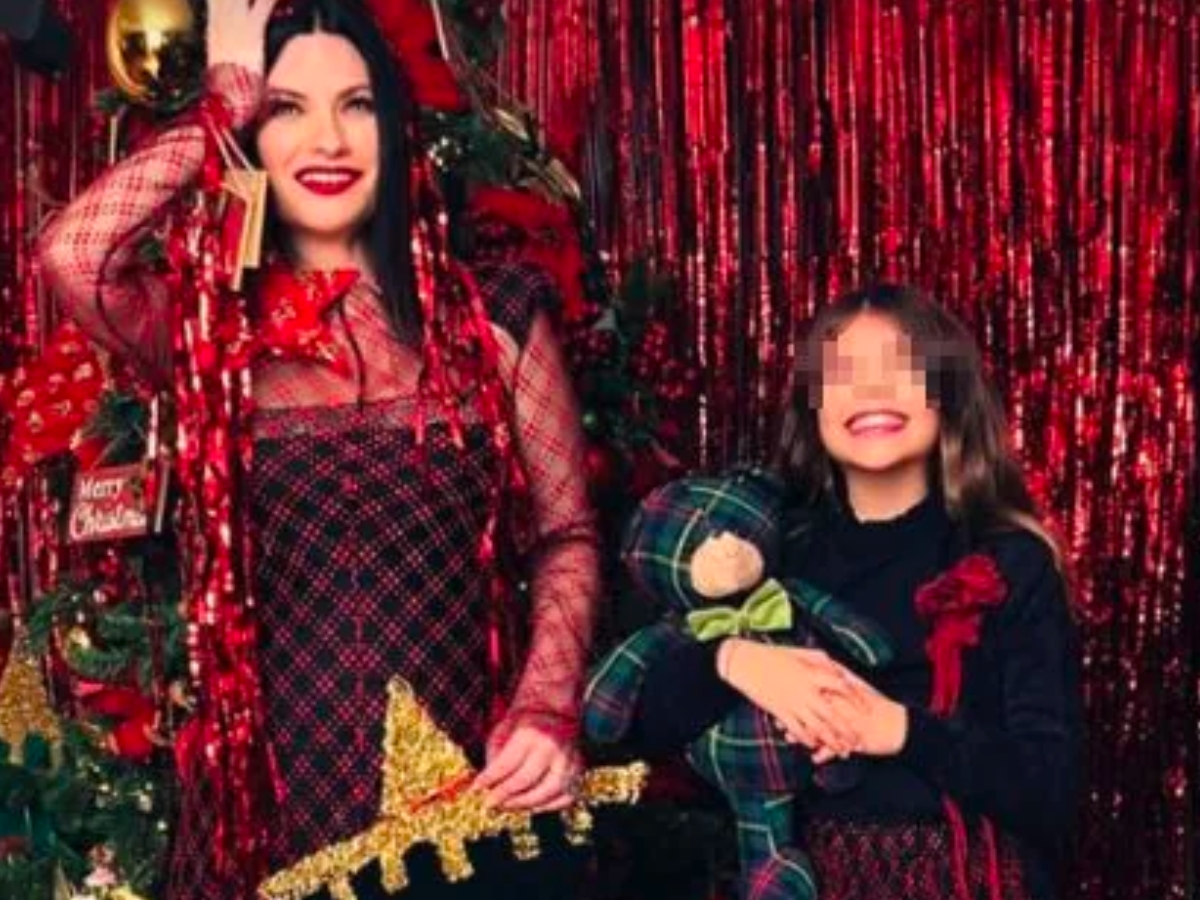 Il vestito nero e rosso di Laura Pausini e la figlia Paola