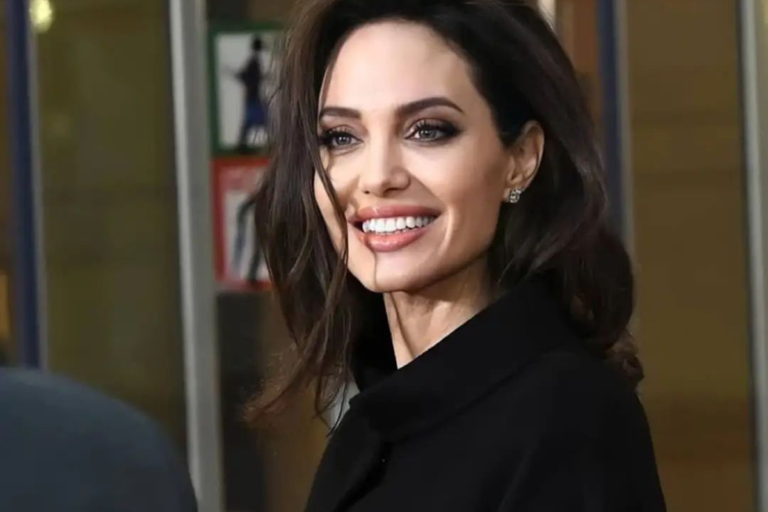 Angelina Jolie cappotto nero