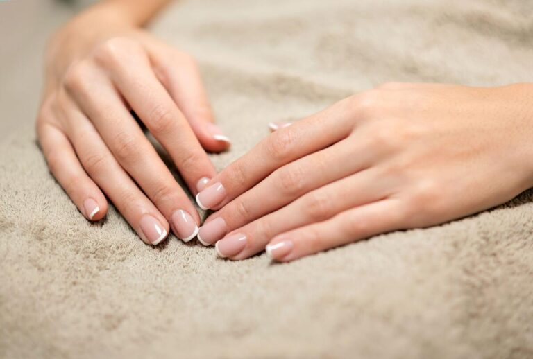 American French Manicure: la tendenza unghie primavera 2023