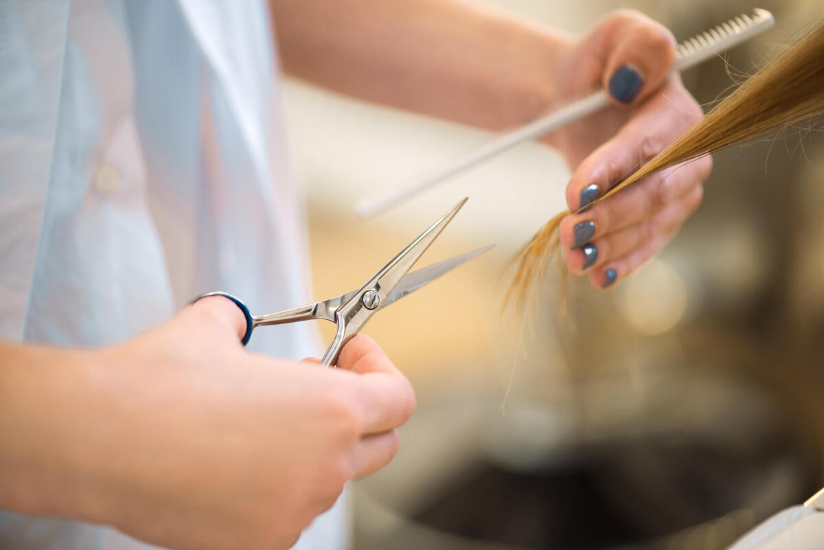 Quando tagliare i capelli a marzo 2023 secondo il calendario lunare