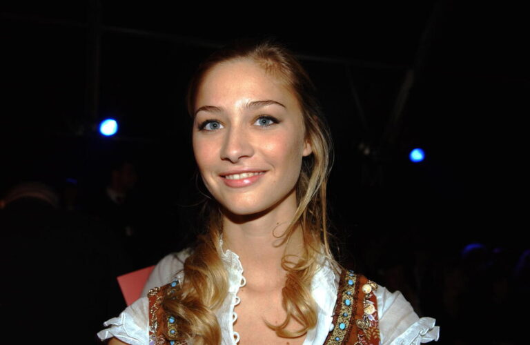 I jeans chiari a vita alta di Beatrice Borromeo sono tendenza