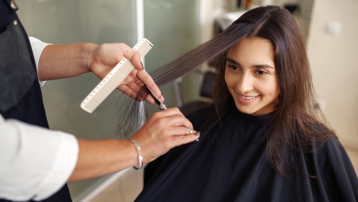 capelli lunghi scalati davanti