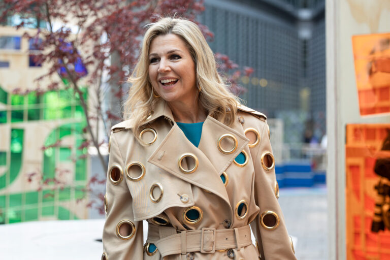 Maxima d'Olanda, regina di stile al Salone del Mobile con il trench bucato