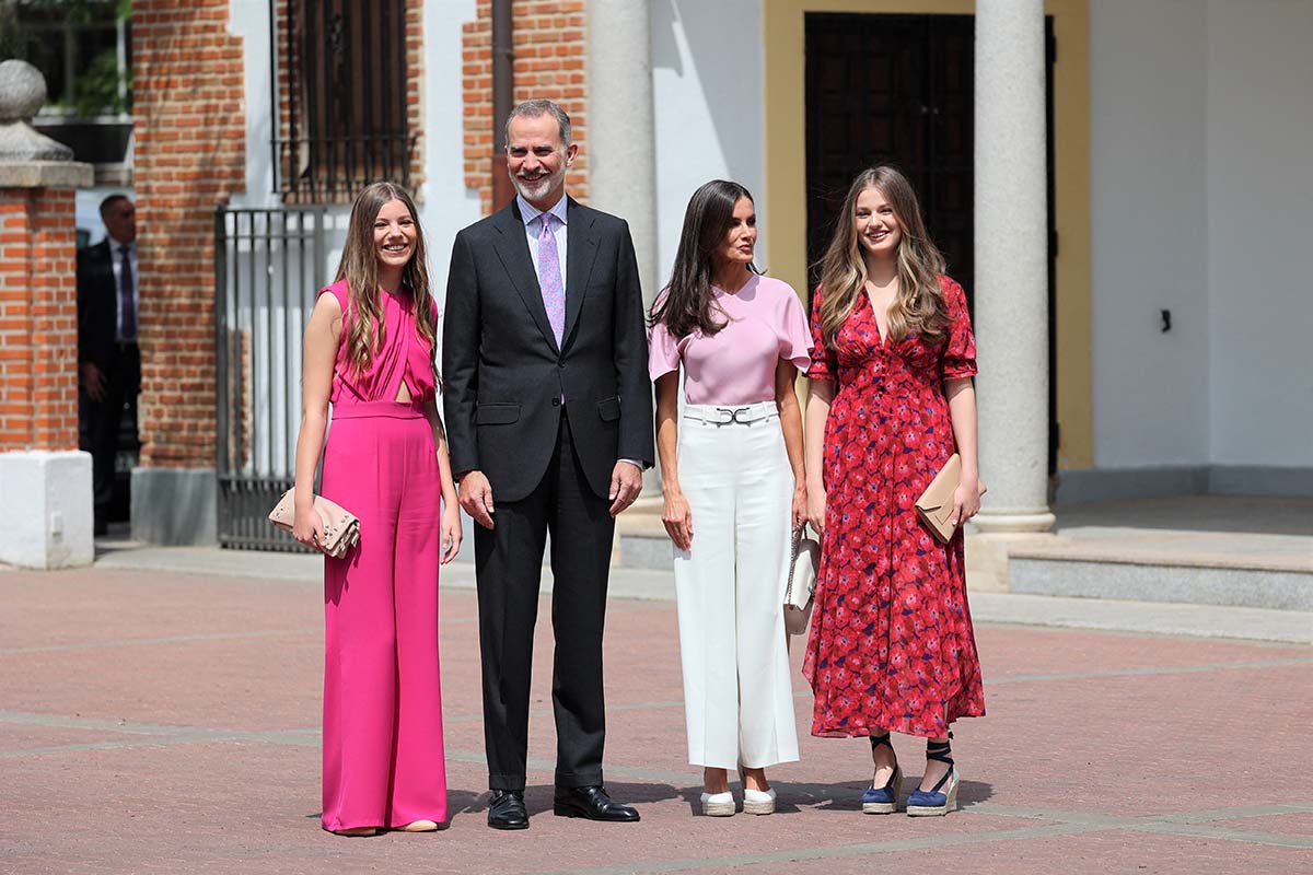 La regina di Spagna sfoggia un paio di scarpe estive raffinate e a prova di passeggiata: la tendenza è assicurata, ma quanto costano e come si abbinano?