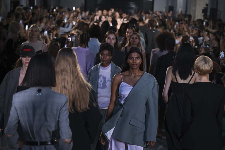 Blazer dentro pantaloni tendenza 2023