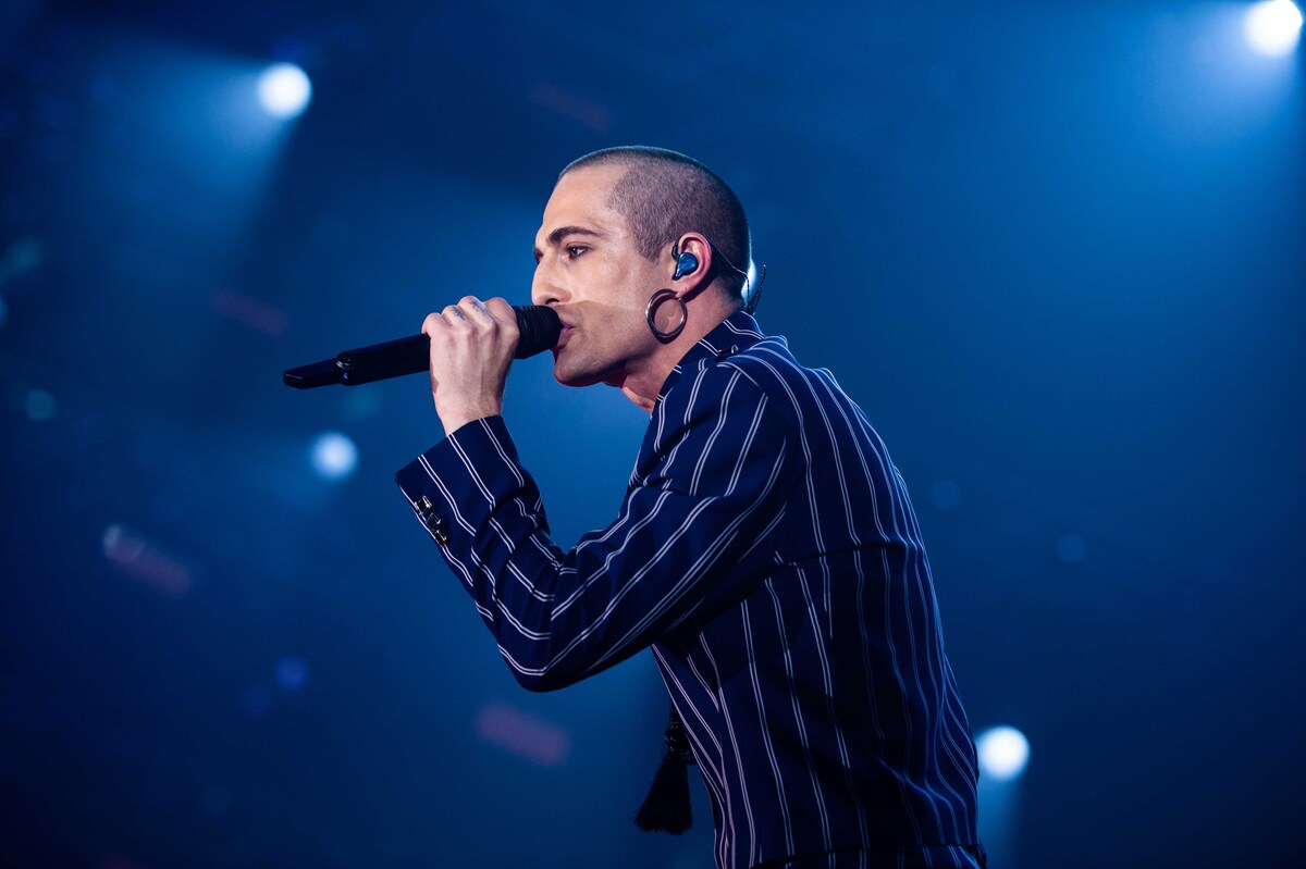 Nuovo colore di capelli per Damiano dei Maneskin: il look giallo rosso per la sua Roma