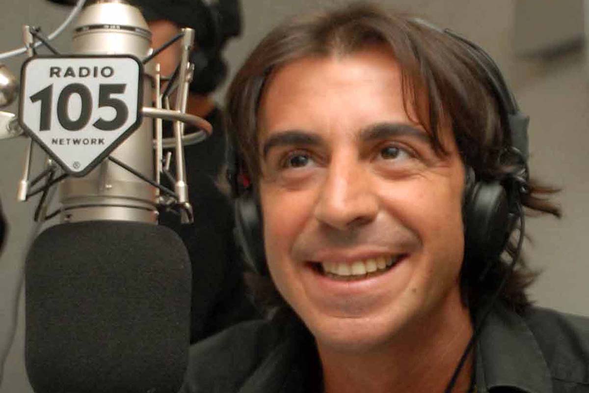Il conduttore dello Zoo di 105 vince il reality d'avventura di Canale 5: l'omaggio al produttore discografico Enrico Forti