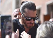 L'attore e modello turco ha una nuova fiamma? Chi è, come si chiama e che cosa fa nella vita privata