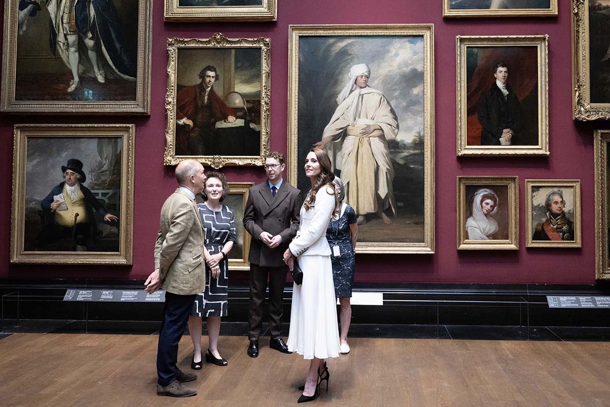 La Duchessa di Cambridge indossa un paio di scarpe total black col tacco firmate: quanto costano? Il fashion trend per la stagione estiva è partito