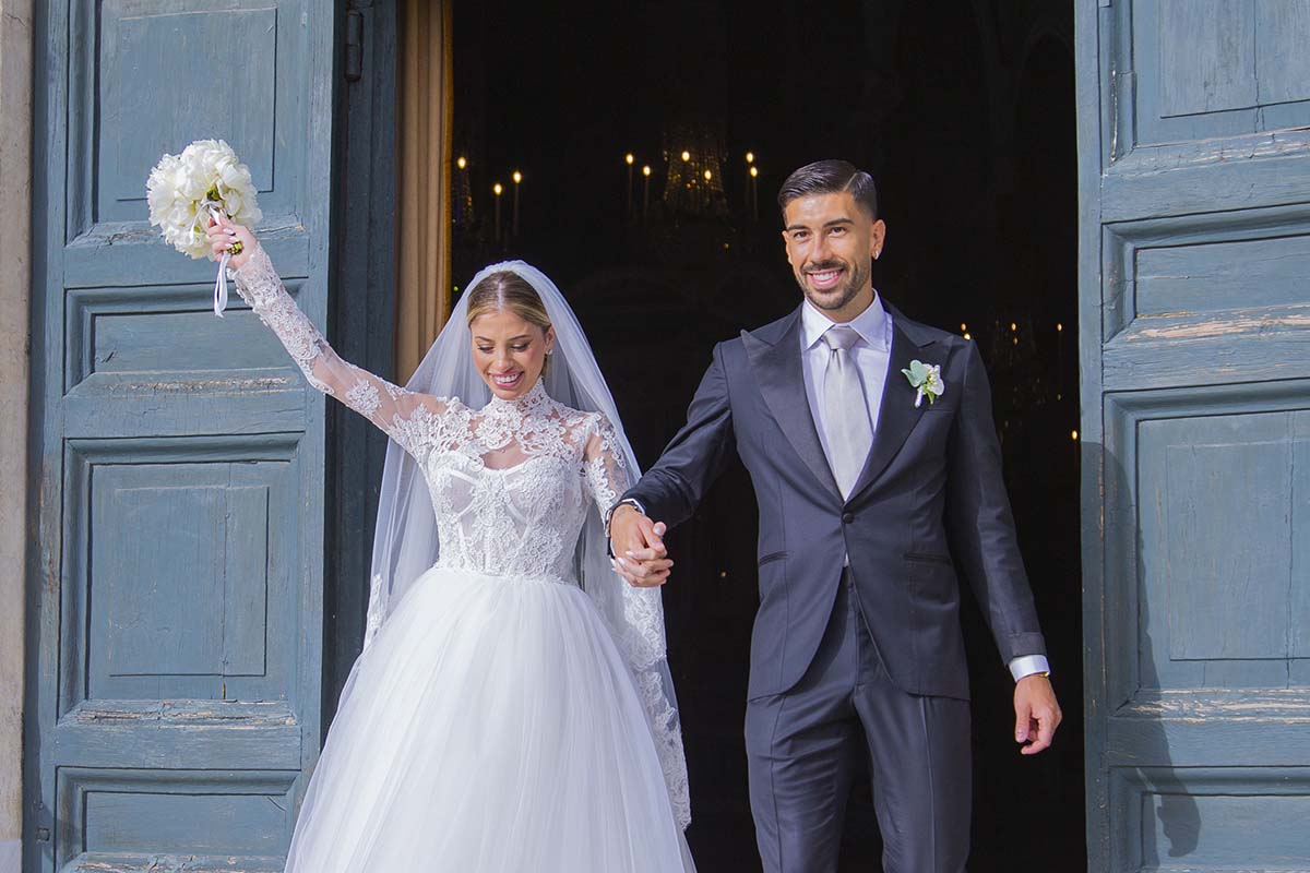 L'influencer partenopea e il calciatore si sono sposati: le nozze sono magiche e la sposa ha fatto un tris di outfit, ma quanto costano?