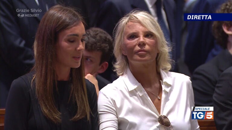 Il significato della camicia bianca indossata da Maria De Filippi al funerale di Berlusconi