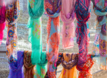 Come fare per annodare un foulard a una borsa: consigli di stile