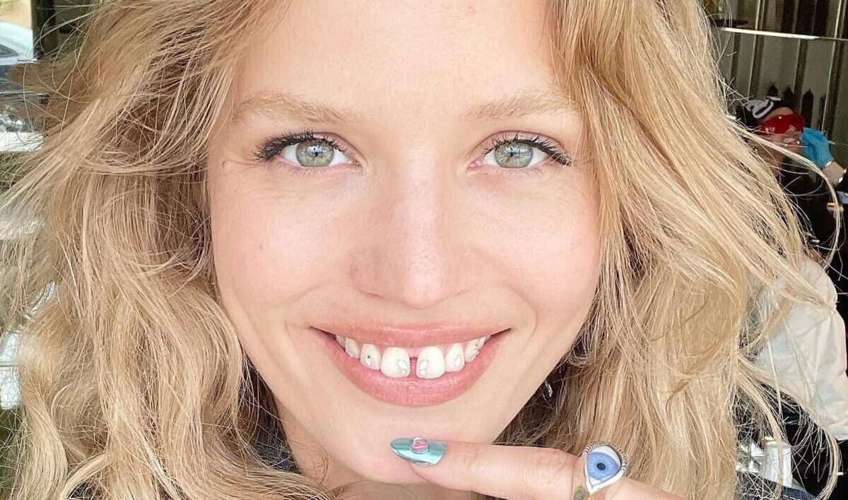 I brillantini sui denti tornano di moda: il beauty trend colpisce anche le star
