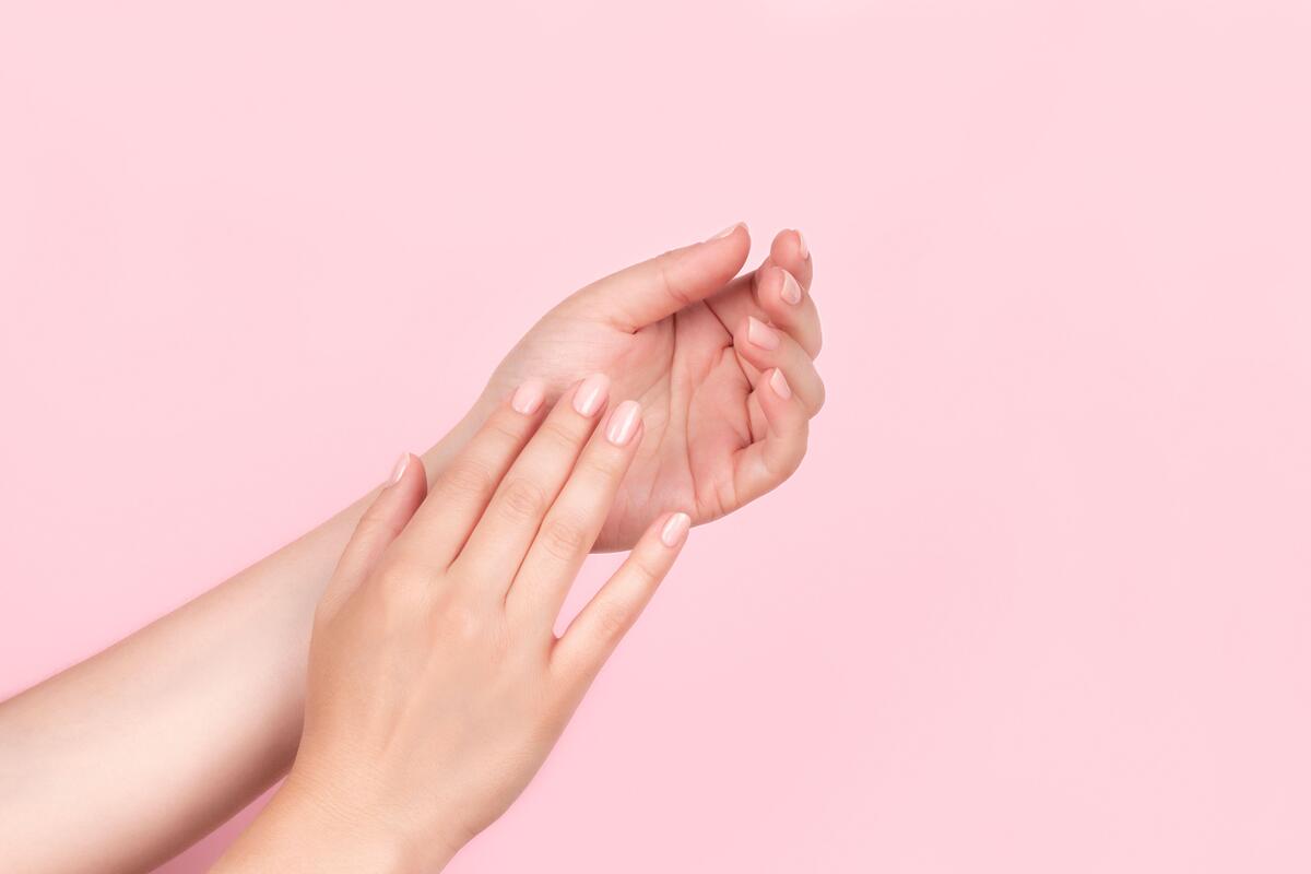 Manicure senza smalto: le unghie naturali tornano di moda e sono un segno di eleganza