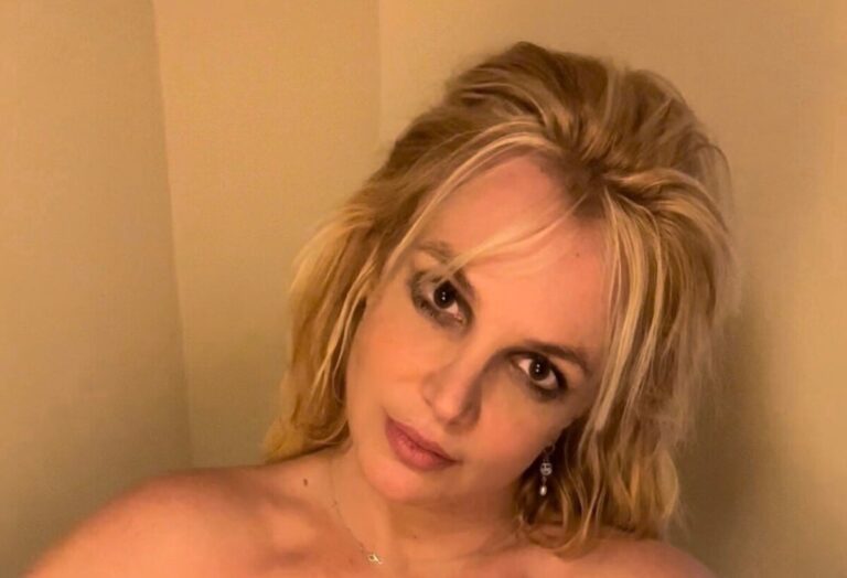 Il mistero di Britney Spears: morta o clonata? Le foto destano sospetto