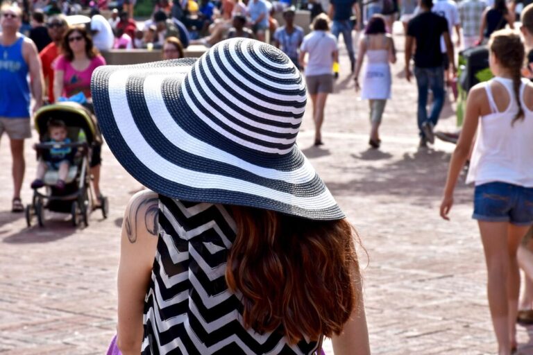 Il trend dell'estate 2023 è il cappello di paglia: come scegliere il modello più adatto