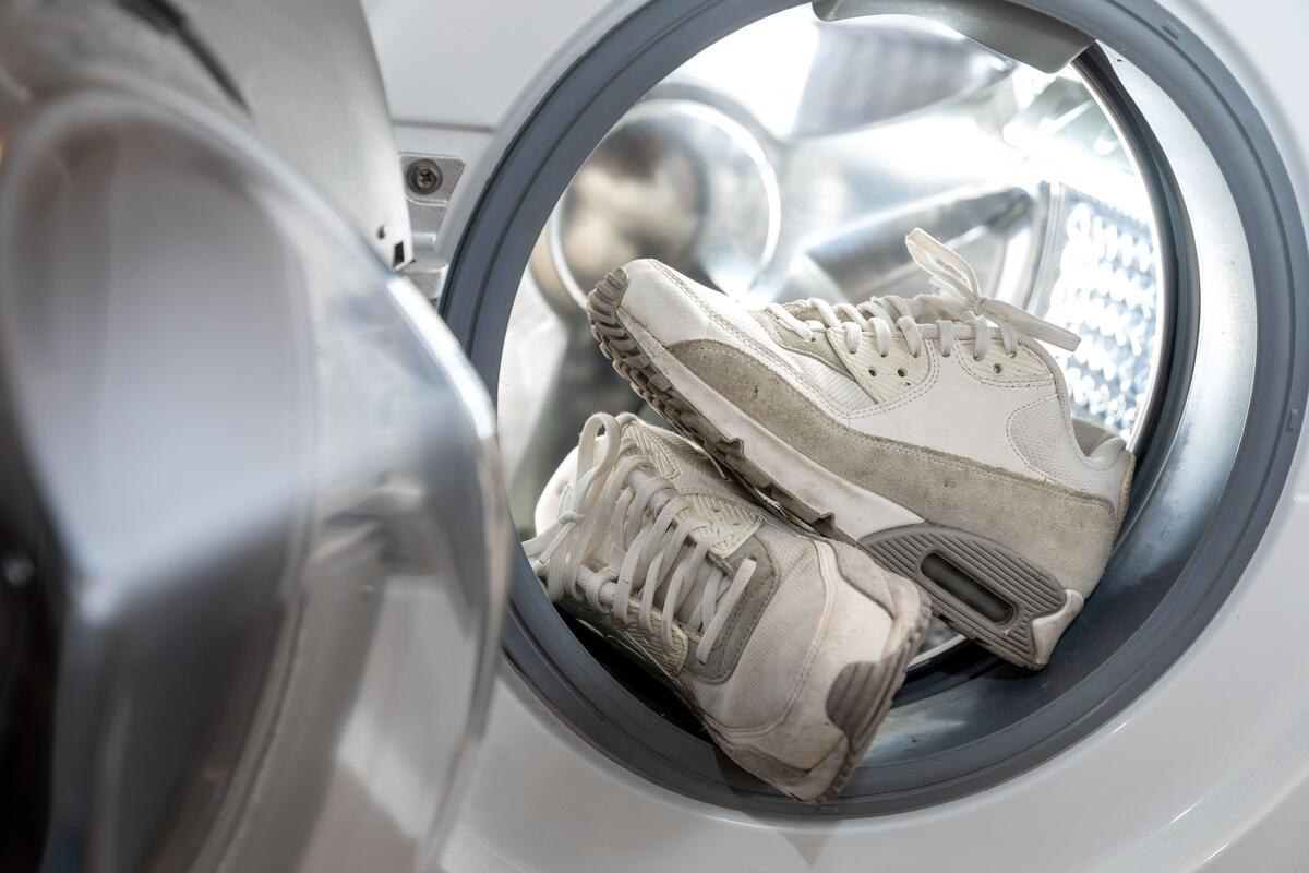 Come fare per lavare le Converse bianche di tela in lavatrice: la guida per farle durare di più