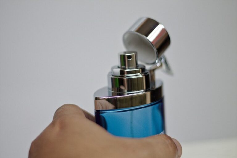 picking up the perfume 391554 640