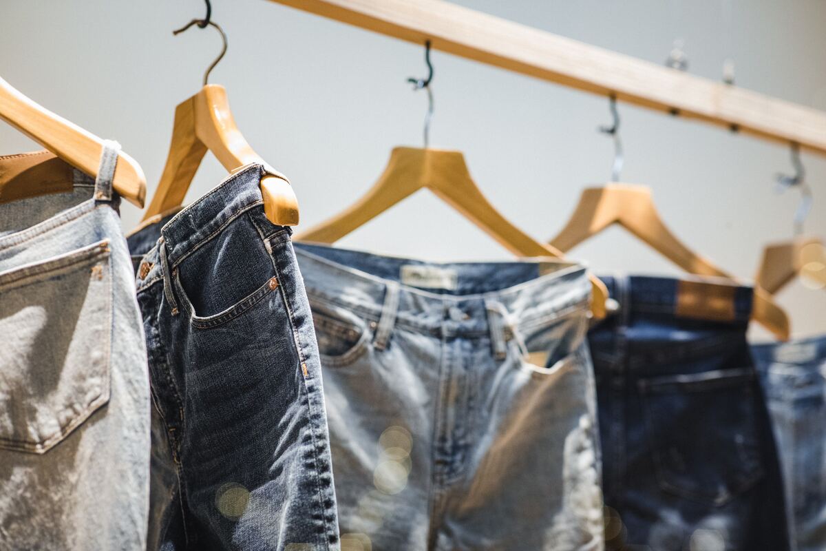 Tendenza moda autunno inverno 2023/24: i jeans boyfriend da comprare a meno di 50 euro