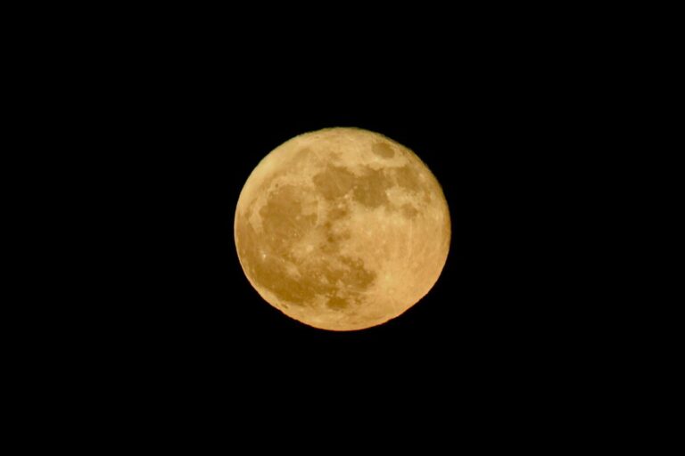 Superluna del Raccolto: cos'è e come non perdersi l'ultima luna di settembre 2023