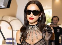 Polemica per l'outfit della modella