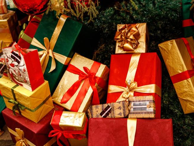 Regali di Natale economici 2023: 20 idee perfette per i colleghi di