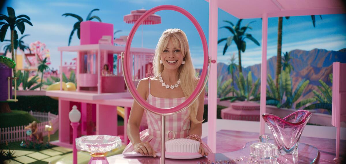Margot Robbie torna a vestire i panni di Barbie, ma questa volta in pigiama
