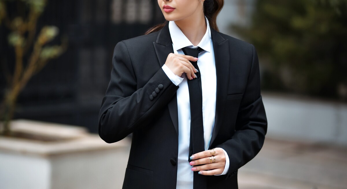 Smoking da donna, cosa mettere sotto il tuxedo: 5 idee da provare