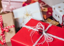 Natale 2023: ecco 20 idee regalo moda per festeggiare con stile
