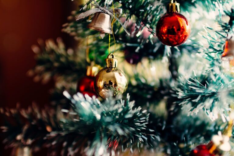 Il colore del Natale 2023 è il bianco: idee, look e outfit