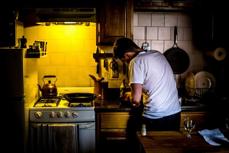 Uomini e faccende domestiche: 9 su 10 se ne occupano