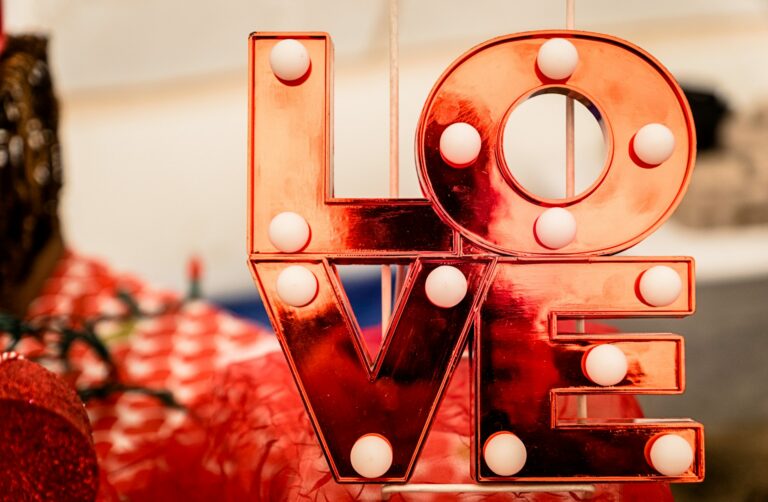 Celebrazione dell'amore: 8 originali suggerimenti regalo maschili per il 2024