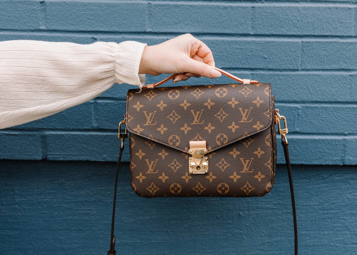 Ecco come riconoscere una borsa Louis Vuitton falsa
