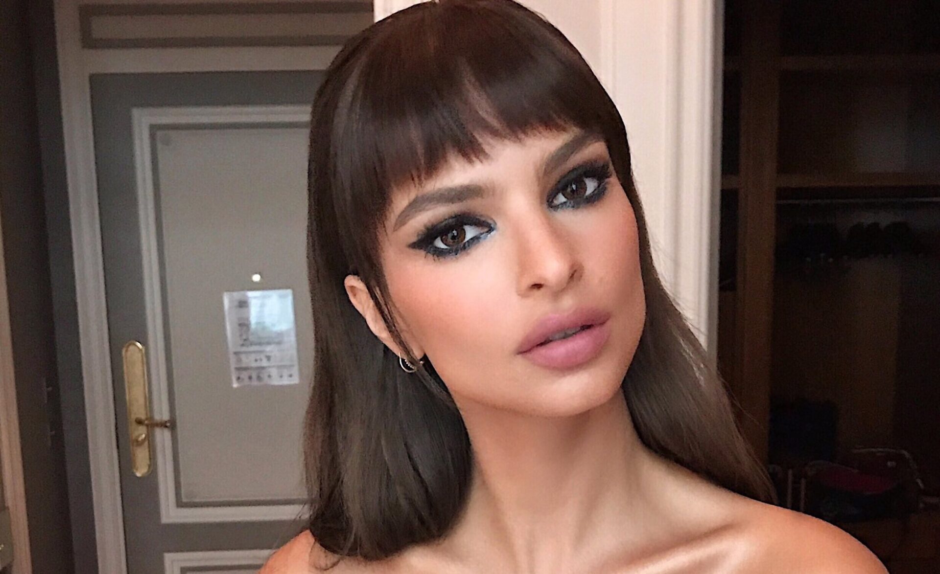 Emily Ratajkowski rivoluziona l'anello di fidanzamento: ecco i 