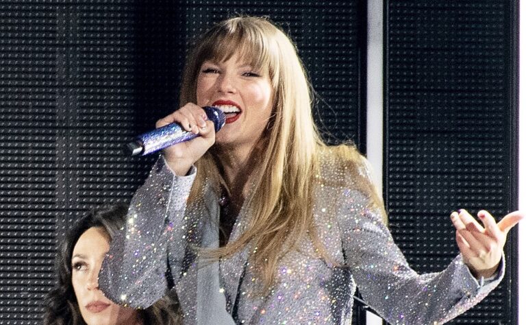 Taylor Swift si ubriaca al Coachella, le scuse al fidanzato: 