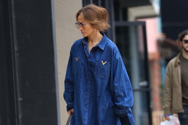 Moda street style, i jeans larghi di Jennifer Lopez sono perfetti per la primavera 2024