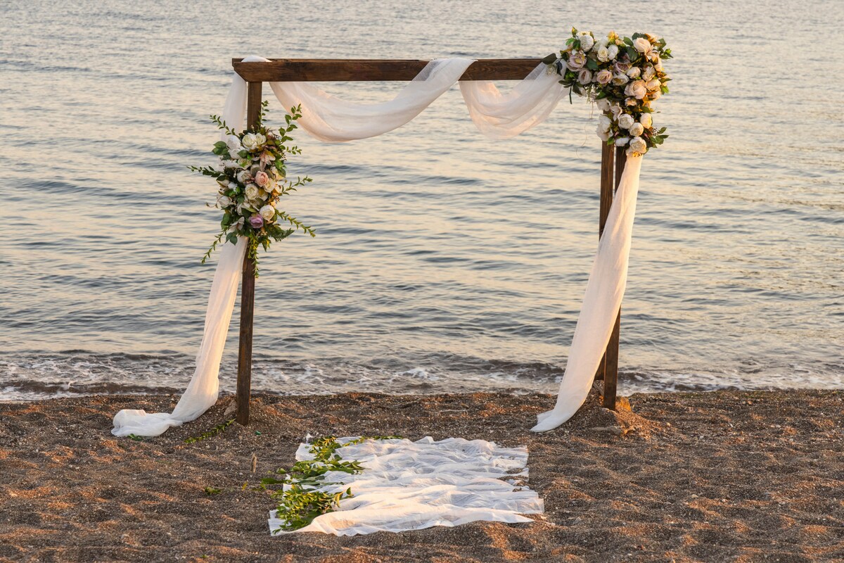 Come vestirsi per un matrimonio in spiaggia: look e outfit da invitata