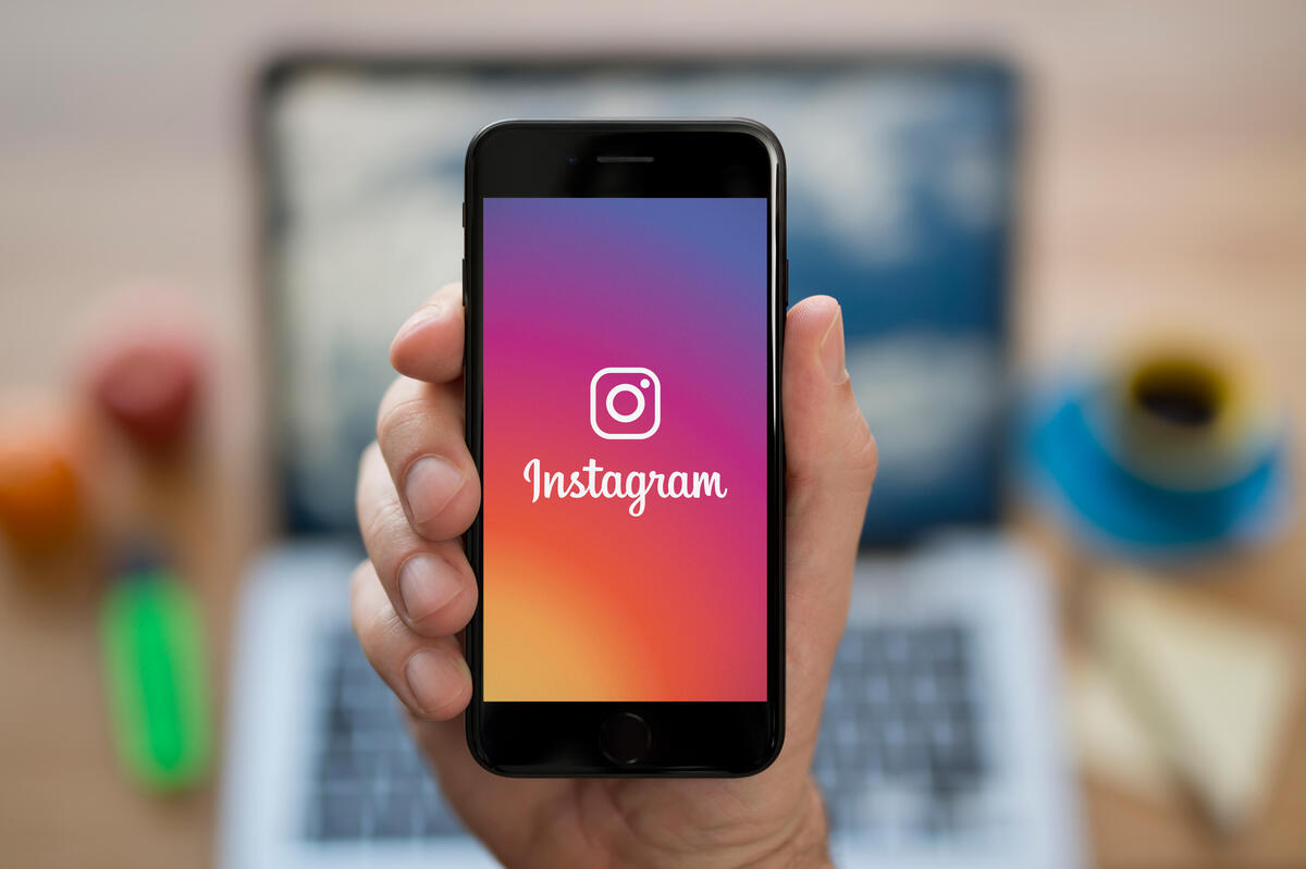 Instagram, a cosa servono e come funzionano i nuoci adesivi per le Storie?