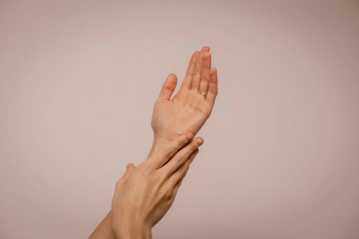 Ringiovanire le mani: i consigli e rimedi