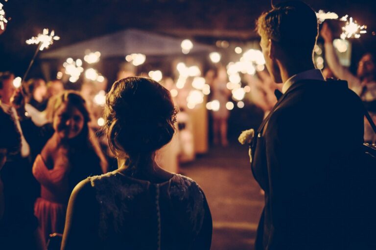 Come vestirsi per un matrimonio a giugno di sera: guida al look perfetto